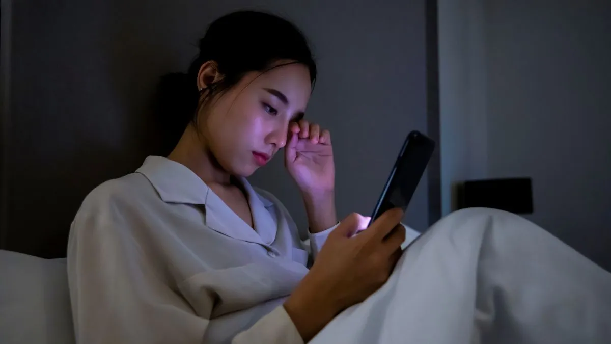 7-dangerous-health-risks-of-using-mobile-phones-at-night