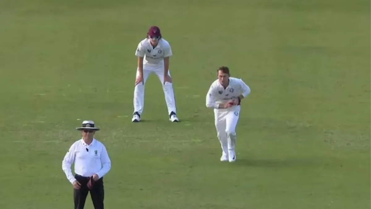 marnus-labuschange-sets-a-bizarre-fielding-tactic-while-bowling-medium-pace-in-sheffield-shield-match-watch