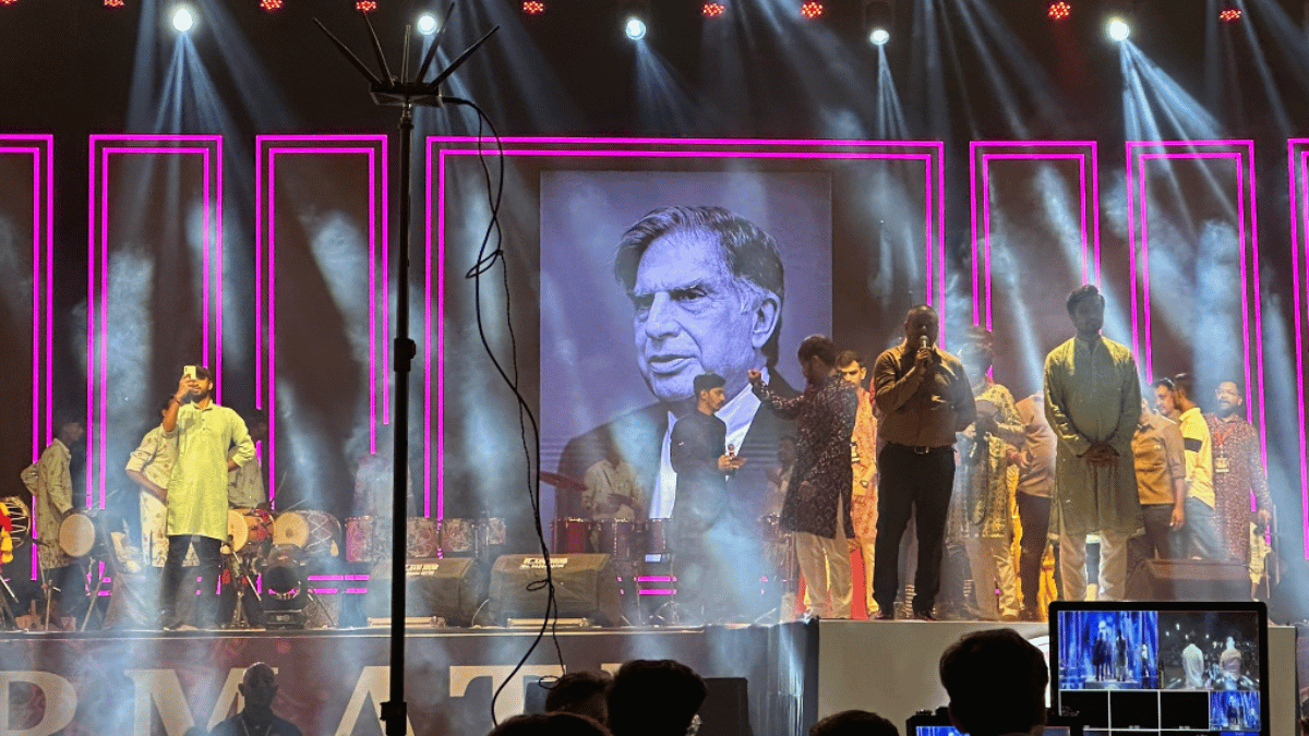 garba-celebrations-pauses-as-people-stop-to-give-heartfelt-tribute-to-industrial-titan-ratan-tata-in-mumbai-viral-video