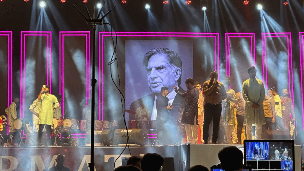 garba-celebrations-pauses-as-people-stop-to-give-heartfelt-tribute-to-industrial-titan-ratan-tata-in-mumbai-viral-video
