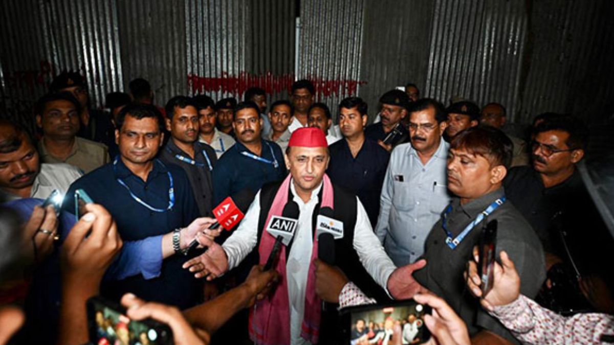 akhilesh-yadav-vs-yogi-govt-over-tin-sheet-barricades-at-jpnic-in-lucknow-bjp-against-freedom-fighters