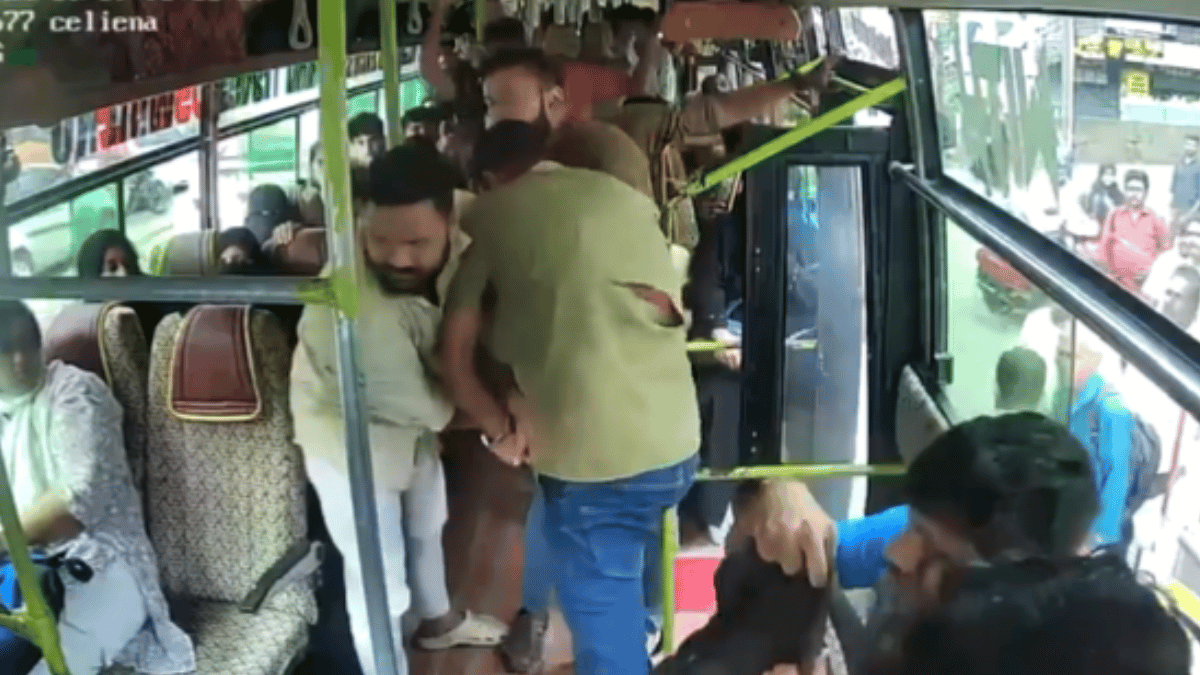 mangaluru-viral-video-man-tries-to-attack-with-screwdriver-as-altercation-escalates-between-staff-inside-crowded-bus