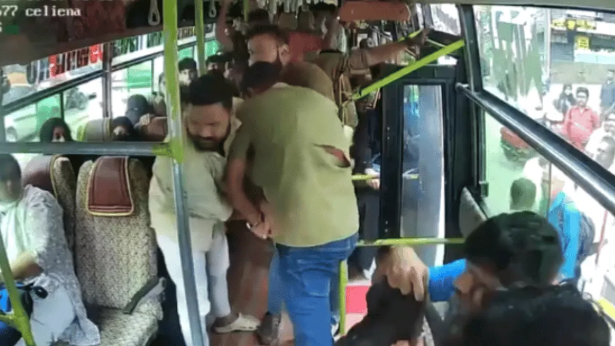 mangaluru-viral-video-man-tries-to-attack-with-screwdriver-as-altercation-escalates-between-staff-inside-crowded-bus