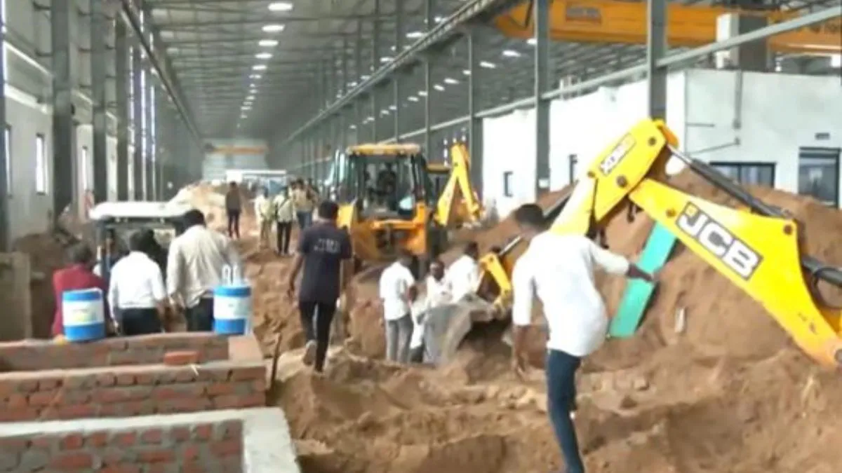 gujarat-six-workers-killed-in-wall-collapse-incident-at-construction-site-in-mehsana-rescue-operation-underway