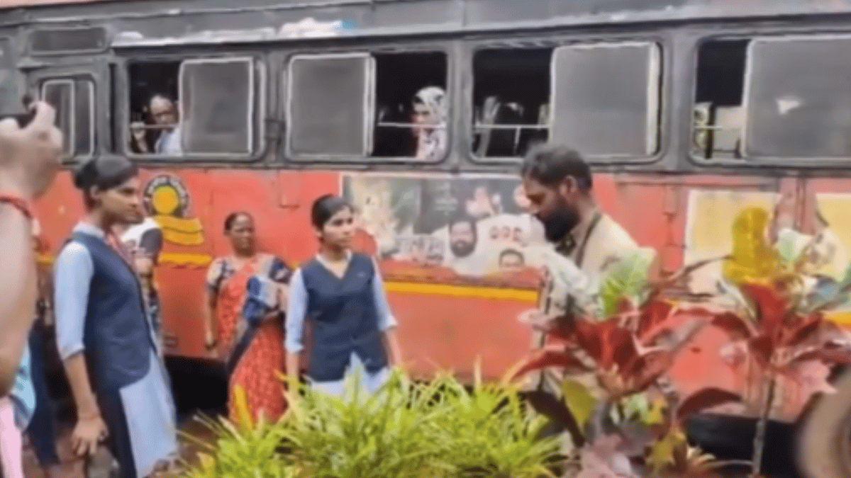 viral-video-school-girl-beats-bus-conductor-with-slipper-over-alleged-molestation-gets-internets-support