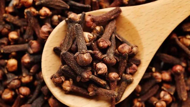 how-to-use-clove-water-to-boost-hair-growth-try-these-3-diy