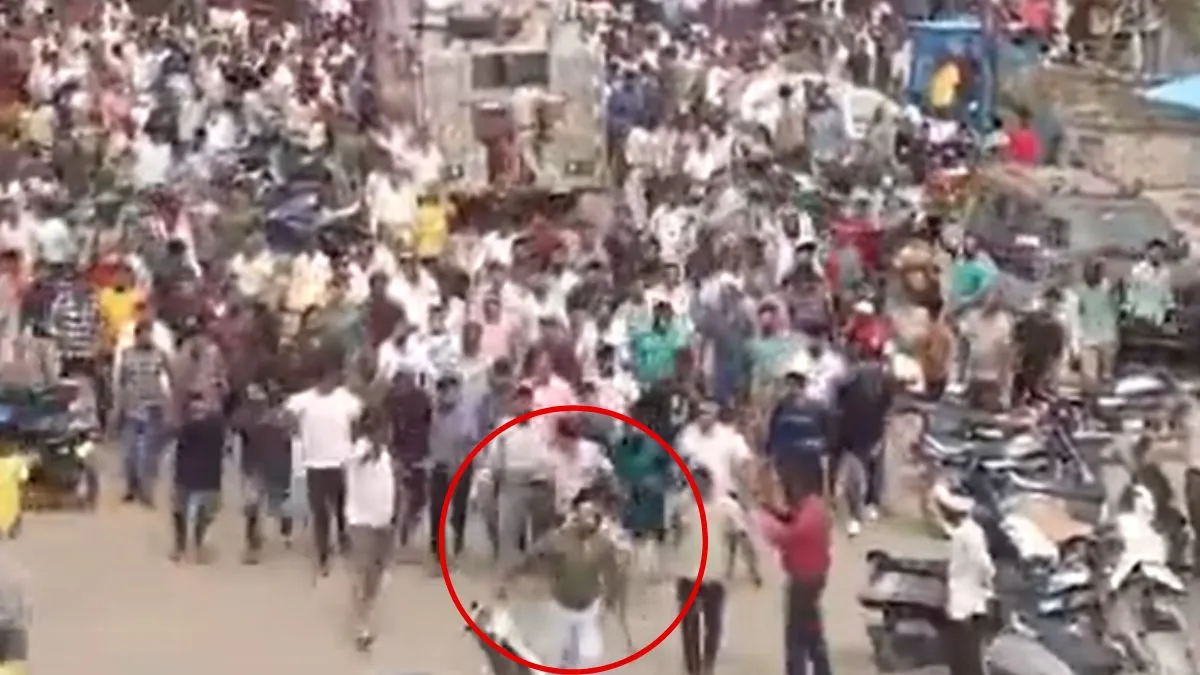 chhattisgarh-surajpur-mob-chases-district-official-after-historysheeter-kills-cops-wife-daughter-watch