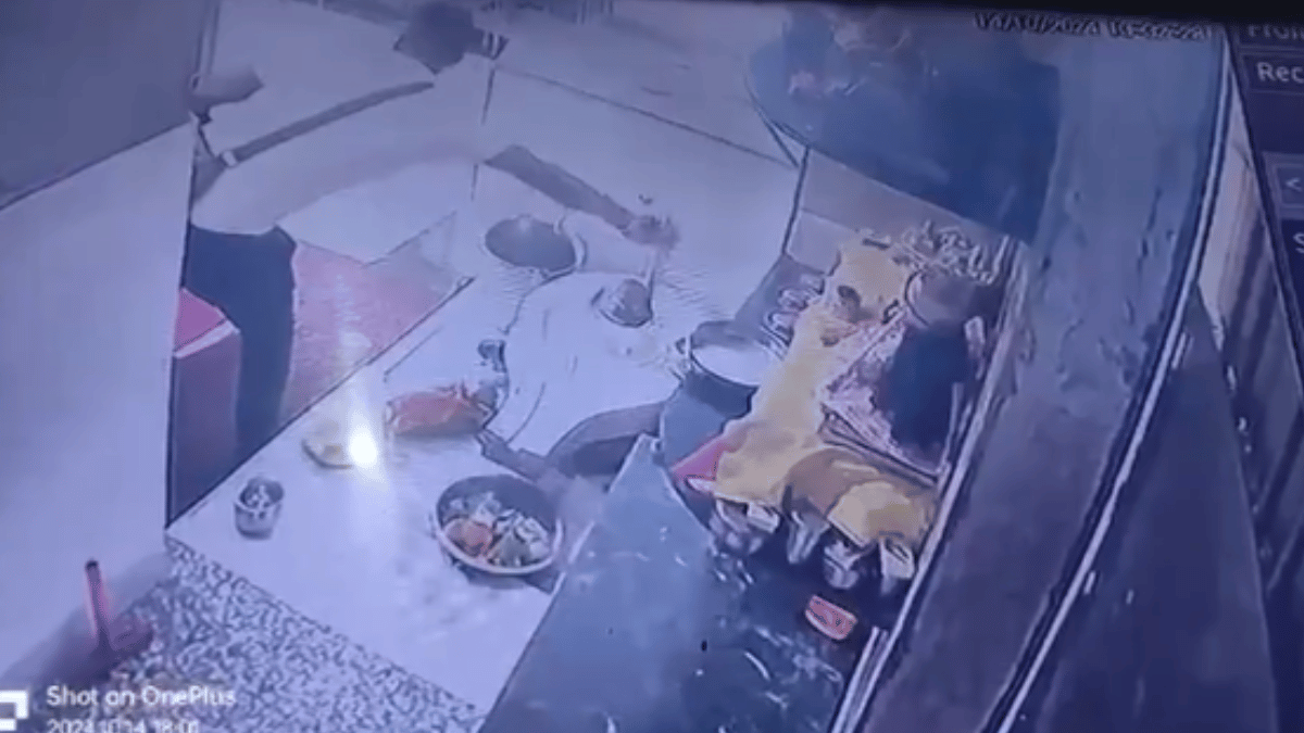 cctv-viral-video-up-thief-swiftly-steals-silver-snake-idol-from-shiva-temple-in-saharanpur-internet-is-furious