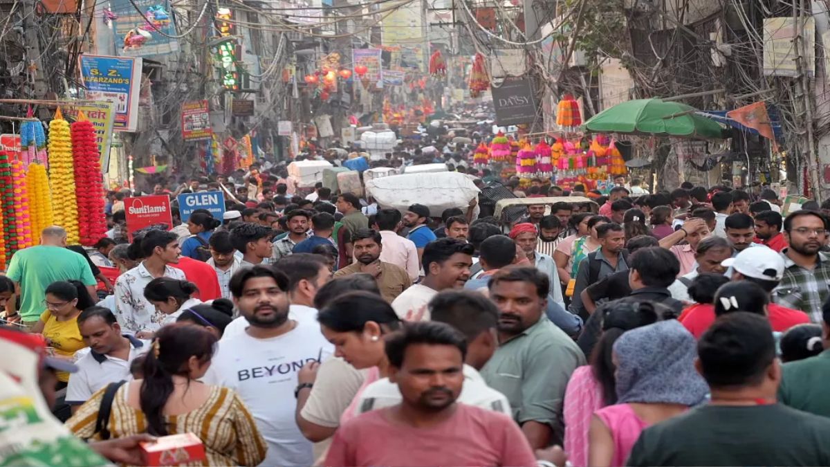 diwali-2024-delhi-police-in-action-mode-after-video-of-heavy-crowd-in-sadar-bazar-market-goes-viral-takes-stock-of-security-arrangements