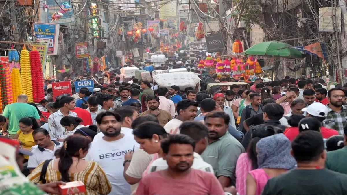 diwali-2024-delhi-police-in-action-mode-after-video-of-heavy-crowd-in-sadar-bazar-market-goes-viral-takes-stock-of-security-arrangements