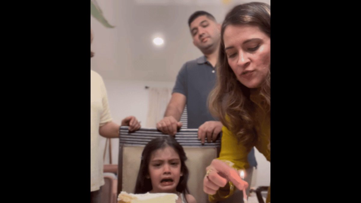 woman-parenting-for-crying-girl-wins-internet-gets-support-for-not-spoiling-kid
