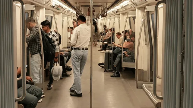 delhi-metro-uncles-rain-abusive-fire-at-each-other-allegedly-over-seat-issue-viral-video