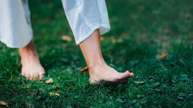 5-impressive-benefits-of-walking-barefoot-on-grass-everyday