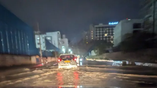 poor-roads-traffic-snarls-bengaluru-tech-leaders-unite-to-slam-govts-inaction-over-flooding-woes