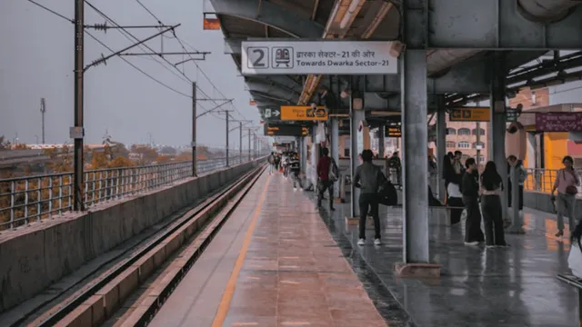 man-hilarious-proof-blaming-delhi-metro-for-being-late-leaves-internet-amused-viral-video-mummy-dekh-lo