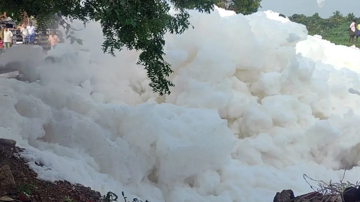 tamil-nadu-news-toxic-foam-blocks-roads-in-hosur-after-heavy-rain-commuters-face-15-km-detour