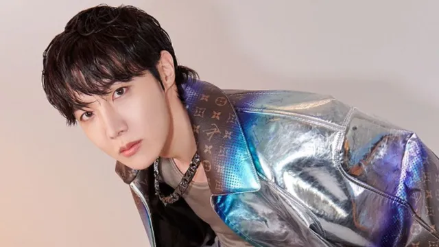 bts-jhope-throws-first-pitch-at-korean-series-2024-in-gwangju-after-rescheduled-match-due-to-rain-watch