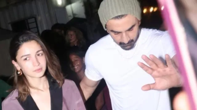 ranbir-kapoor-furiously-pulls-aside-a-paparazzi-after-being-mobed-with-wife-alia-bhatt-and-other-family-members-watch