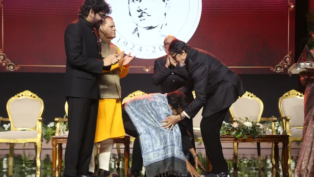 anr-national-awards-2024-chiranjeevi-touches-amitabh-bachchan-feet-after-receiving-prestigious-honour