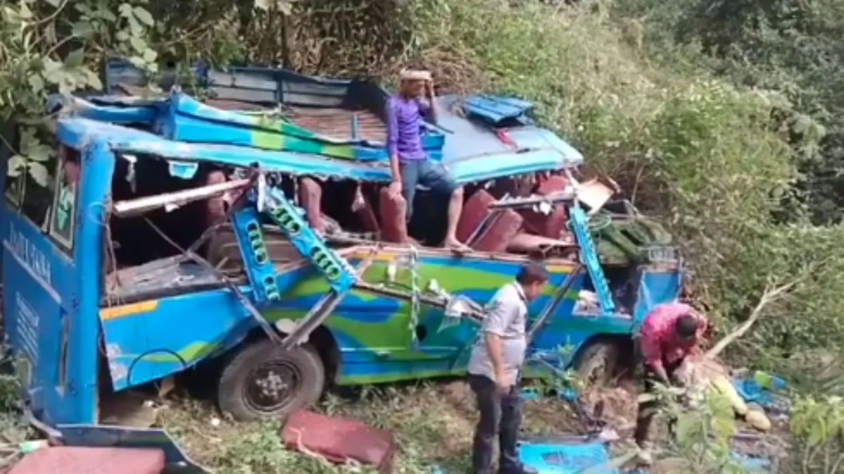 udhampur-bus-accident-nursing-student-injured-deaths-mini-bus-falls-in-ditch-farma-village-3-critical-jammu-and-kashmir-news