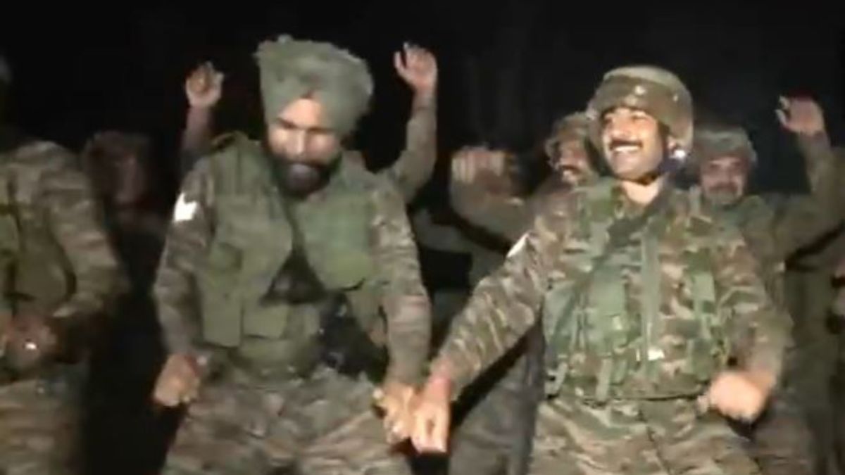 Diwali 2024 Indian Army Soldiers Groove To 'Maston Ka Jhund' Along LAC