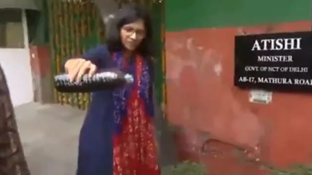 swati-maliwal-empties-bottle-of-contaminated-water-outside-cm-atishi-residence-will-delhi-drink-this-watch
