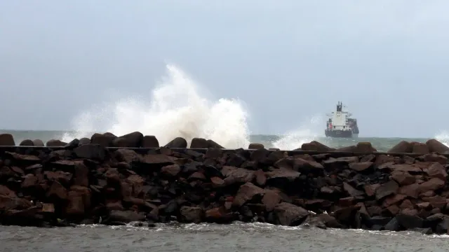tamil-nadu-weather-heavy-rain-in-coimbatore-erode-madurai-and-16-other-districts-over-next-two-days-details