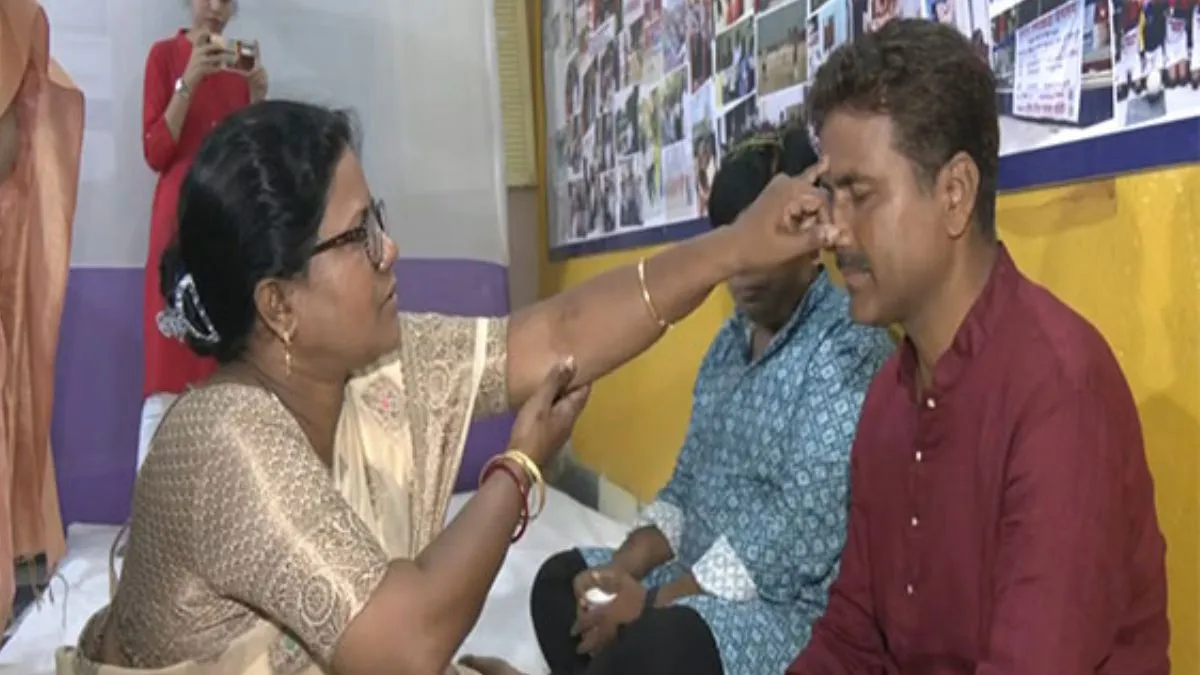 kolkata-sonagachi-sex-workers-celebrate-bhai-dooj-in-hope-to-erase-societal-divisions-watch
