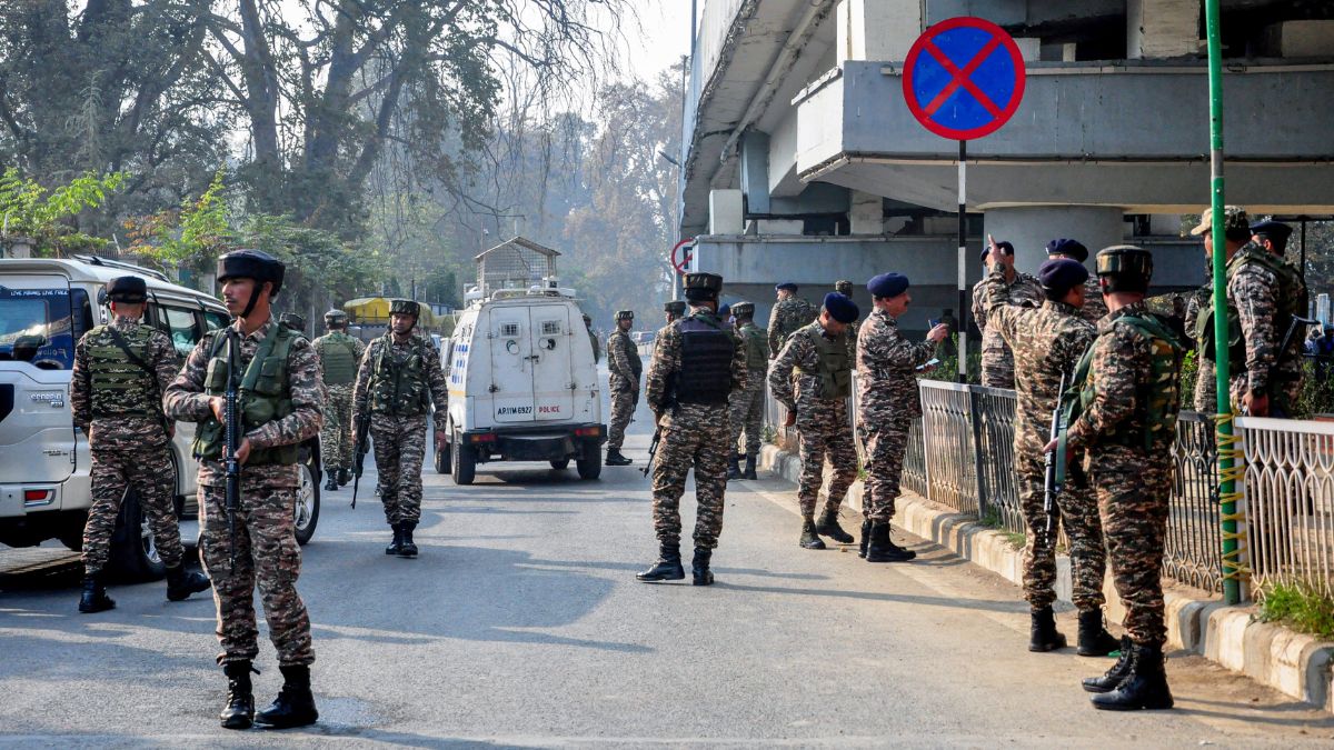 srinagar-grenade-attack-cm-abdullah-makes-appeal-to-forces-lg-manoj-sinha-mehbooba-mufti-after-civilians-injured-casualties-near-lal-chowk-congress-hints-at-conspiracy-updates