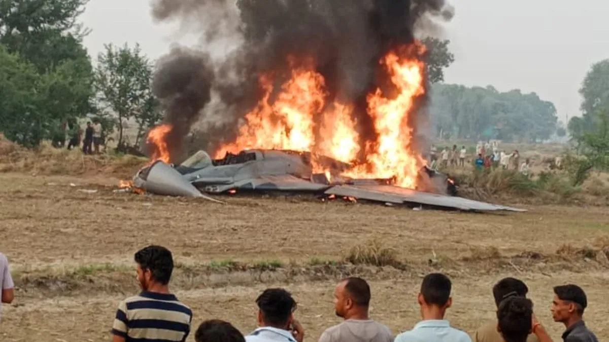 iaf-air-plane-agra-crash-aircraft-crashes-near-agra-kagarol-two-pilots-ejected-safely