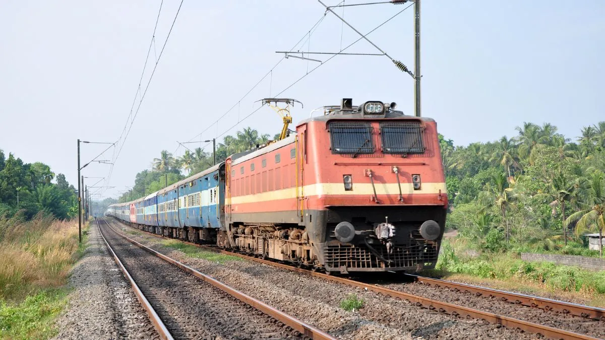 nandan-kanan-express-train-firing-at-odisha-bhadrak-station-window-of-guards-coach-damaged-probe-on