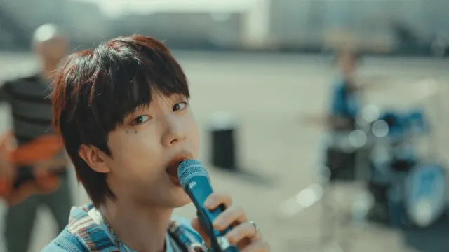 bts-jin-taps-into-his-happy-rockstar-energy-as-he-sings-farhan-akhtar-socha-hai-song-bts-army-is-in-love-viral-video
