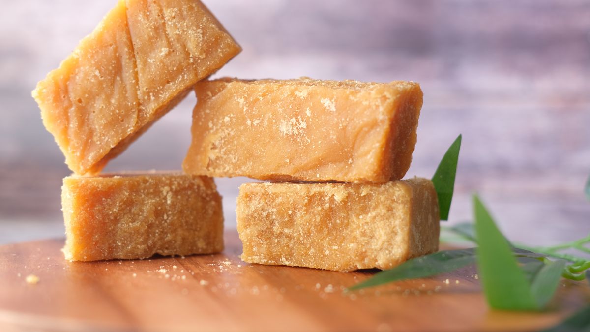 tips to check the purity of jaggery (1)