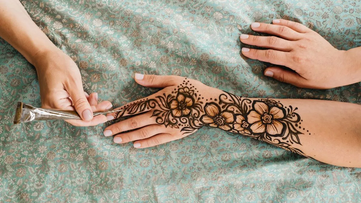 simple-arabic-mehndi-designs-trendy-front-and-back-hand-designs-for-wedding-season