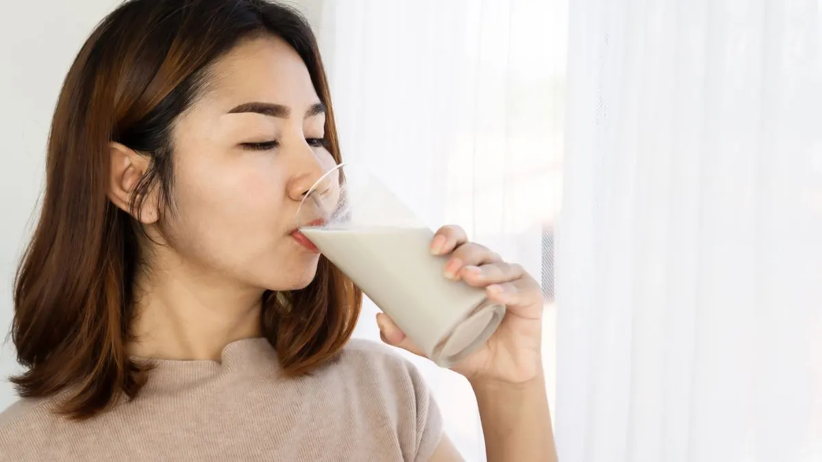 4 Amazing Benefits Of Drinking Hot Milk At Night Everyday For Sound Sleep