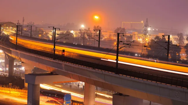 delhi-metro-passenger-punches-drunk-man-black-and-blue-inside-crowded-coach-authorities-rush-to-intervene-viral-video