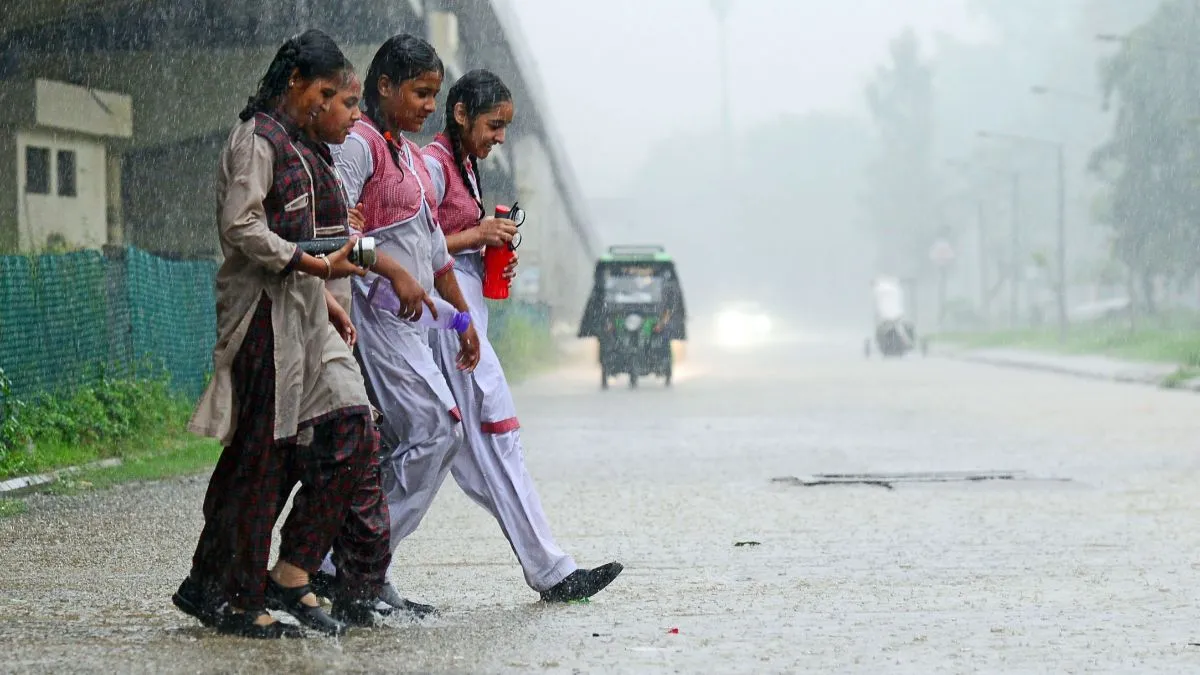 tamil-nadu-school-holiday-chennai-schools-closed-today-heavy-rain-alert-kancheepuram-mayiladuthurai-nagapattinam-tiruvarur-and-others