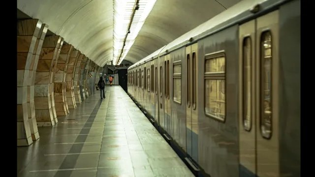 delhi-metro-transgender-person-gets-naked-amid-argument-with-man-viral-video