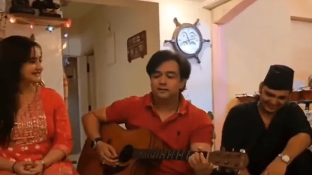 farhan-akhtar-fans-draw-hilarious-parallels-as-man-sounding-similar-to-actor-sings-senorita-song-viral-video