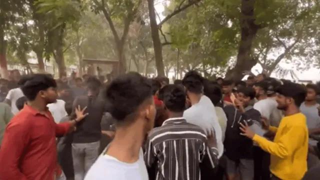 pushpa-2-trailer-launch-allu-arjun-fans-fight-form-long-queues-to-buy-free-passes-in-black-patna-viral-video