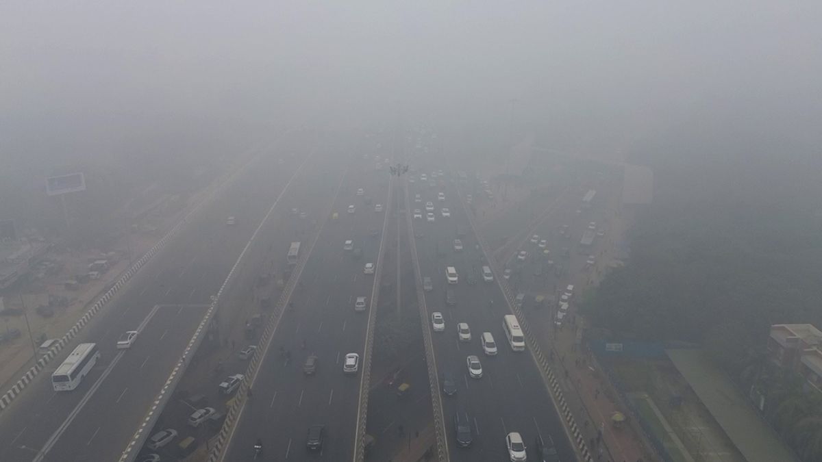 delhi-chokes-under-toxic-smog-as-aqi-soars-above-1000-flights-trains-delayed-schools-and-colleges-go-online-updates