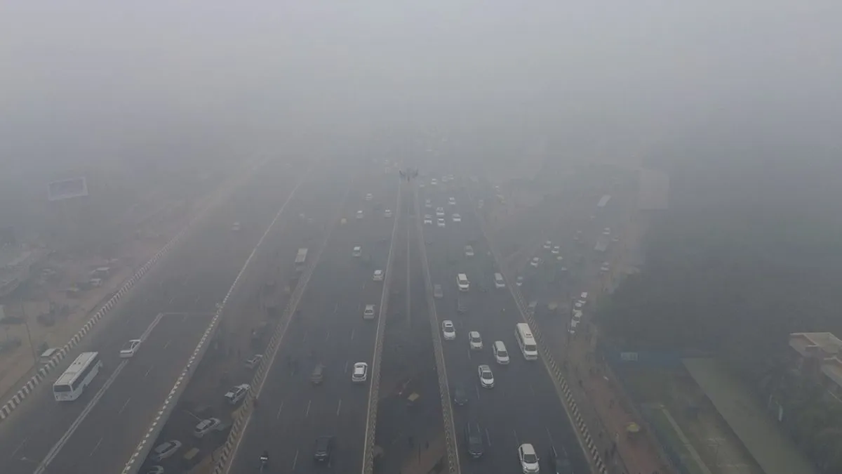 delhi-chokes-under-toxic-smog-as-aqi-soars-above-1000-flights-trains-delayed-schools-and-colleges-go-online-updates