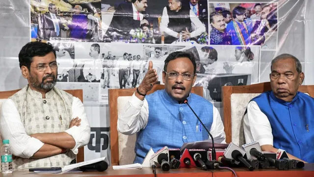 maharashtra-polls-opposition-mahayuti-uddhav-camp-cash-for-voter-id-scam-aurangabad-shiv-sena-bva-bjp-clash-virar-east