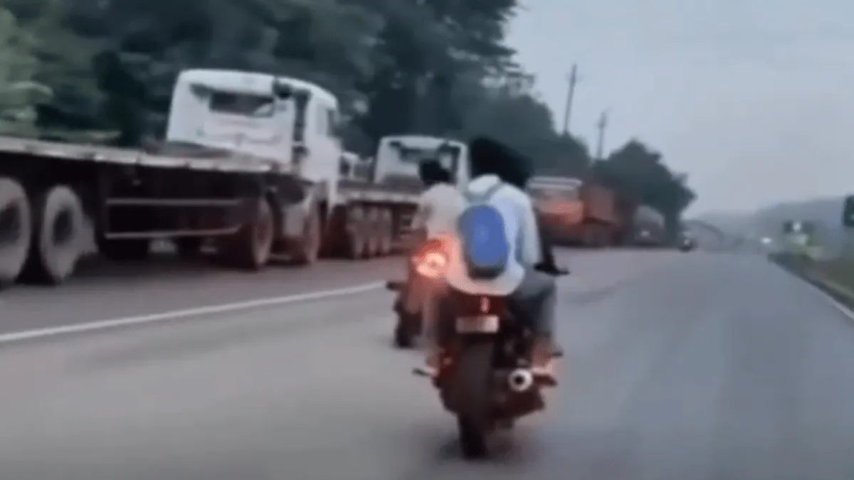 viral-video-men-triple-riding-on-bike-do-stunts-on-highway-fall-face-first-leaving-internet-satisfied-watch