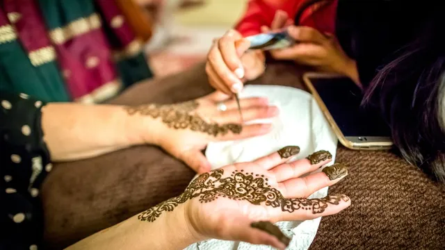 last-minute-easy-arabic-mehendi-designs-for-front-hand-floral-to-minimal-designs