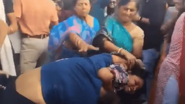 women-go-wild-as-they-slap-pull-hair-over-argument-argument-in-public-viral-video