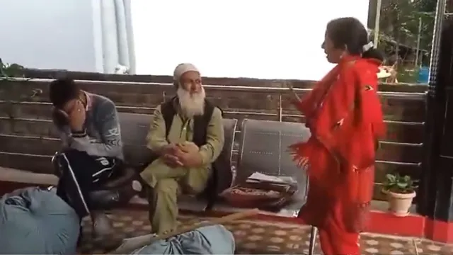 himachal-belongs-to-kattar-hindus-stay-out-woman-harasses-kashmiri-traders-forces-them-to-chant-jai-shri-ram-watch