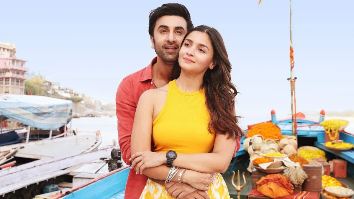 ranbir-kapoor-alia-bhatt-leaked-photos-from-love-war-set-give-vintage-old-world-romance-vibes-see-pics