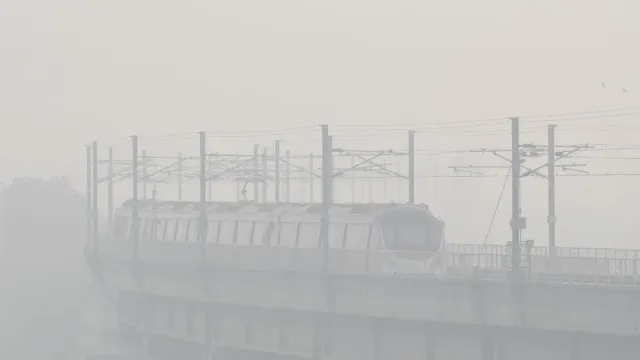 delhi-aqi-in-very-poor-category-today-could-slip-to-severe-due-to-easterly-winds-warns-weather-expert