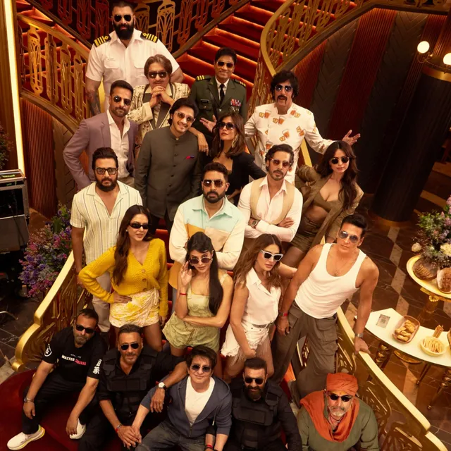 housefull-5-akshay-kumar-riteish-deshmukh-cruising-through-last-schedule-pose-with-gang-in-style